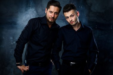 genç yakışıklı erkekler