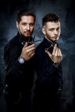 Siyah gömlek giymiş erkekler