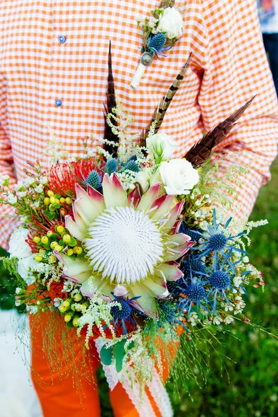 Ženich drží květiny — Stock fotografie