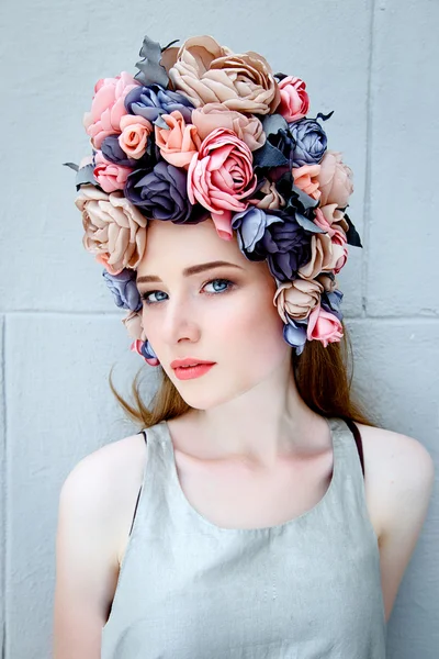 Sensuele vrouw in bloemen krans — Stockfoto
