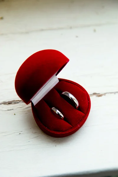 Snubní prsteny v červené krabici — Stock fotografie