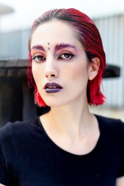 Etkileyici gözlü çekici genç kadın