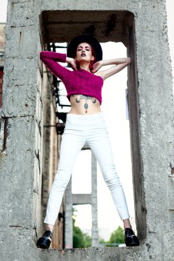 Çekici kadın siyah yuvarlak şapka