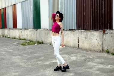 Çekici kadın siyah yuvarlak şapka