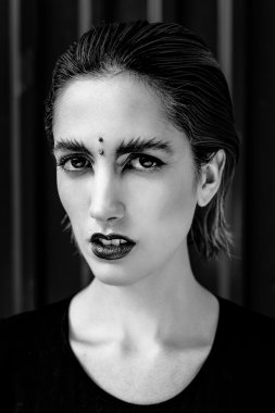 Etkileyici gözlü çekici genç kadın