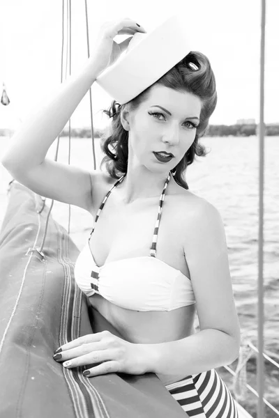 Привлекательная женщина в купальнике на яхте — стоковое фото