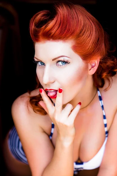 Rouge chevelu pin-up fille — Photo