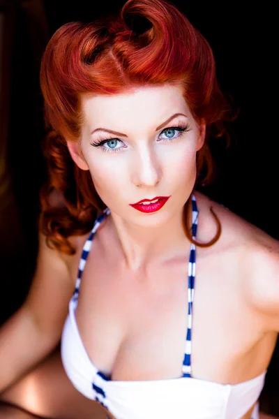 Vörös hajú pin-up girl — Stock Fotó