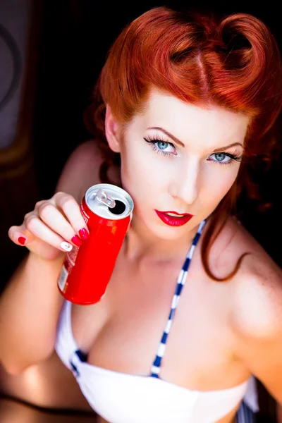 赤い水着で魅力的な女性にすることができます。 — ストック写真