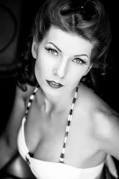 Zwart-wit portret van pin-up girl — Stockfoto