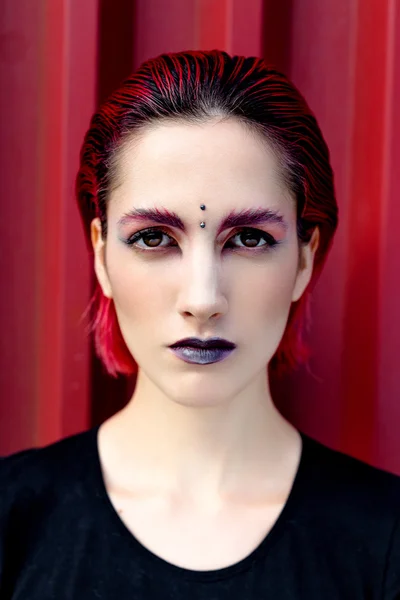 Mujer joven atractiva con maquillaje colorido —  Fotos de Stock