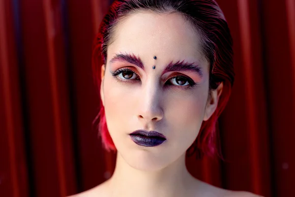Attrayant jeune femme avec un maquillage coloré — Photo