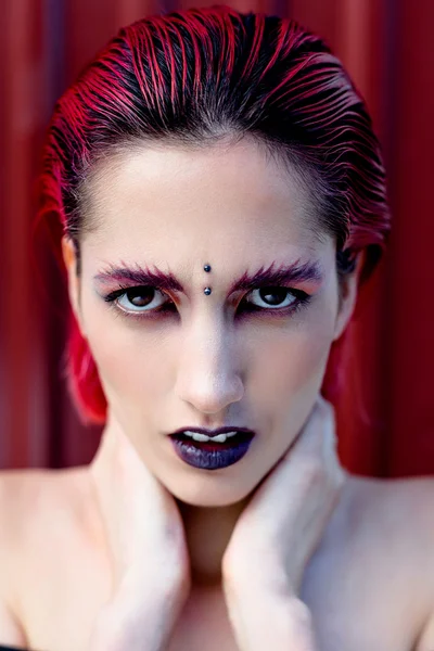 Attrayant jeune femme avec un maquillage coloré — Photo