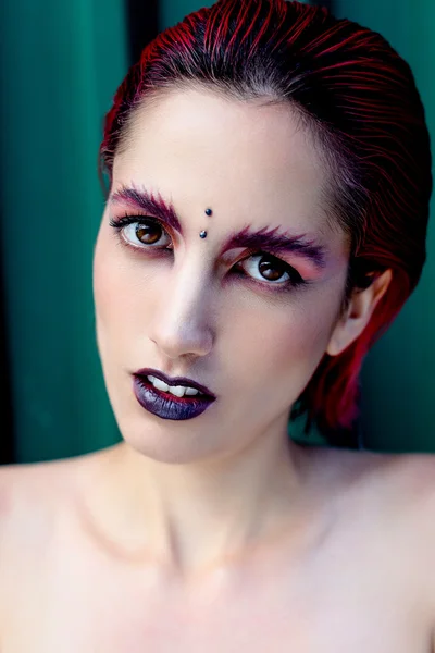 Mujer joven atractiva con maquillaje colorido —  Fotos de Stock