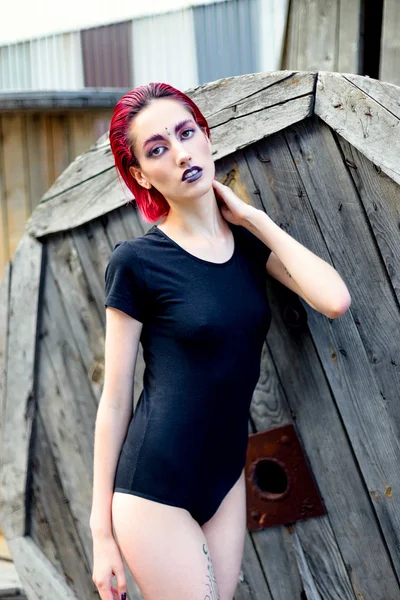 Attraente giovane donna con acconciatura rossa — Foto Stock