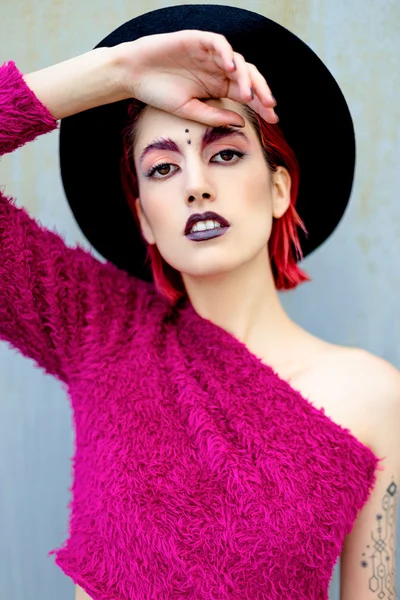 Mujer joven atractiva con maquillaje colorido — Foto de Stock