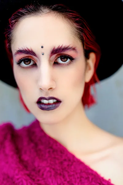 Mujer joven atractiva con maquillaje colorido — Foto de Stock