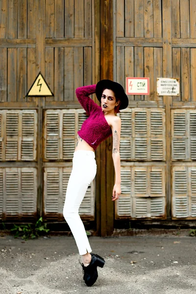 Jolie femme en chapeau rond noir — Photo