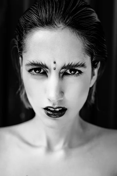Vonzó fiatal nő, kifejező szemek — Stock Fotó