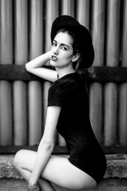 Çekici kadın siyah yuvarlak şapka