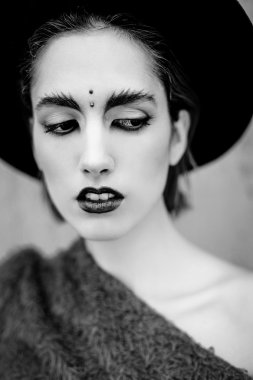 Çekici kadın siyah yuvarlak şapka