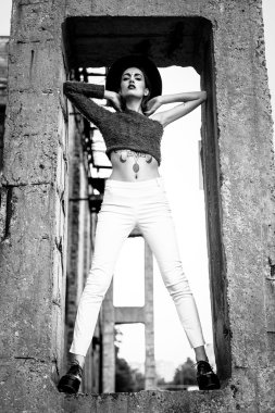 Çekici kadın siyah yuvarlak şapka