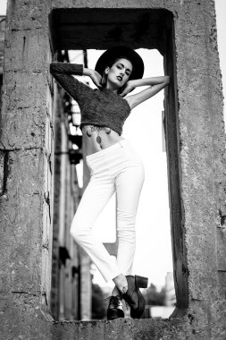 Çekici kadın siyah yuvarlak şapka