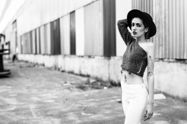 Çekici kadın siyah yuvarlak şapka