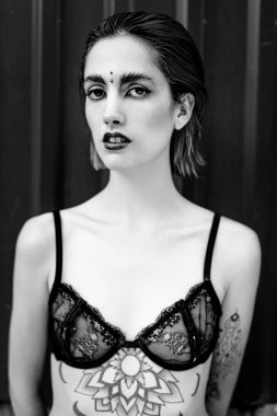 Etkileyici gözlü çekici genç kadın