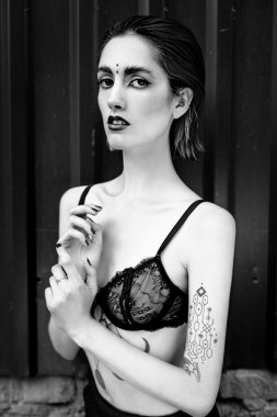 Etkileyici gözlü çekici genç kadın