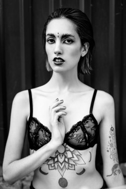 Etkileyici gözlü çekici genç kadın