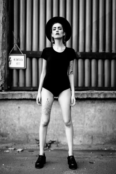 Jolie femme en chapeau rond noir — Photo