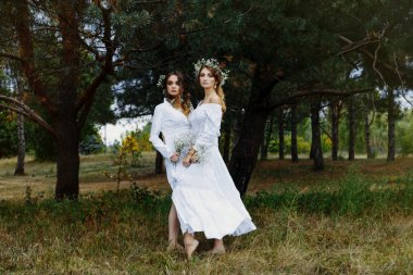 Beyaz elbiseler içinde iki kadın