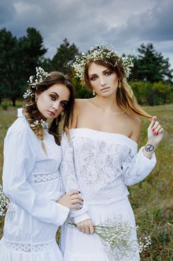 Beyaz elbiseler içinde iki kadın