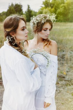 Beyaz elbiseler içinde iki kadın