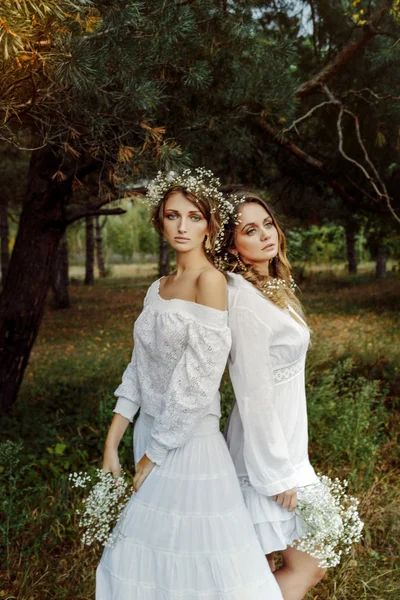 Två kvinnor i vita klänningar — Stockfoto