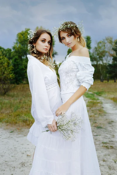 Duas mulheres em vestidos brancos — Fotografia de Stock