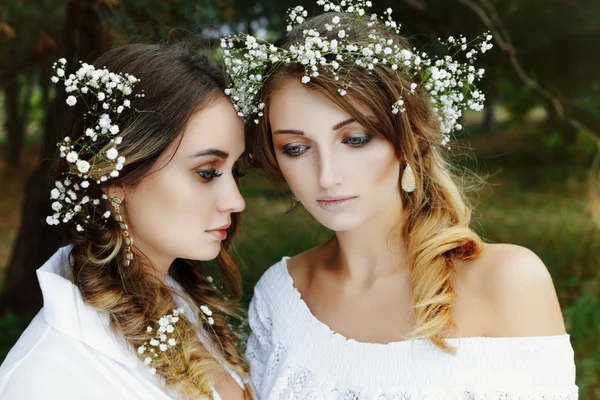 흰색 드레스를 입은 두 여자 — 스톡 사진