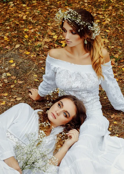 Zwei Frauen in weißen Kleidern — Stockfoto