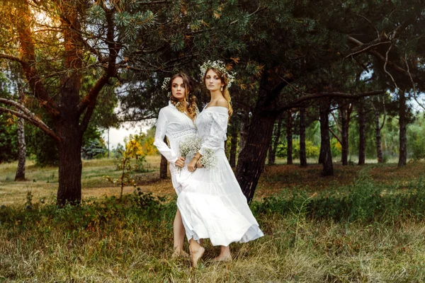 Zwei Frauen in weißen Kleidern — Stockfoto