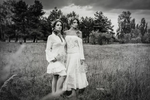 Dos mujeres en vestidos blancos — Foto de Stock