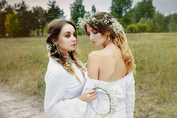 Zwei Frauen in weißen Kleidern — Stockfoto