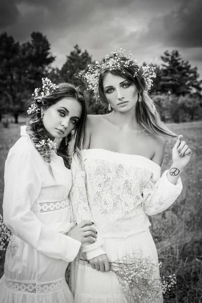 Två kvinnor i vita klänningar — Stockfoto
