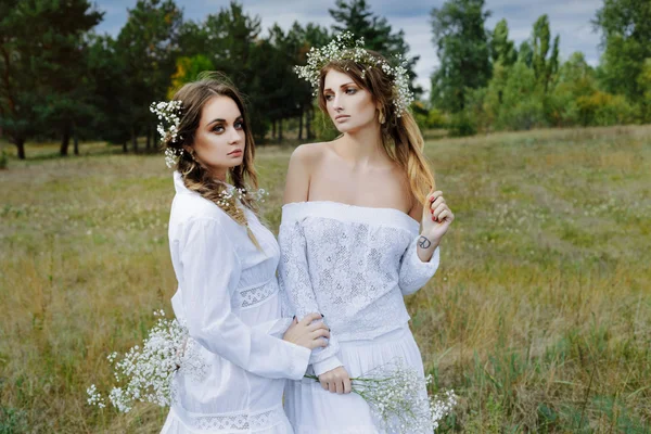 Zwei Frauen in weißen Kleidern — Stockfoto