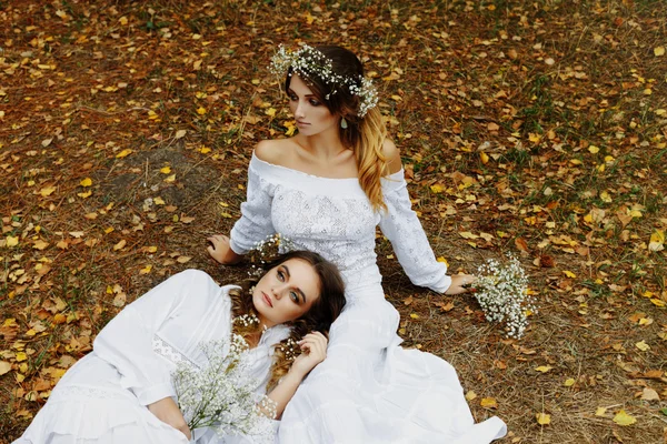 Zwei Frauen in weißen Kleidern — Stockfoto