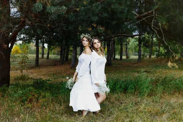 Zwei Frauen in weißen Kleidern — Stockfoto