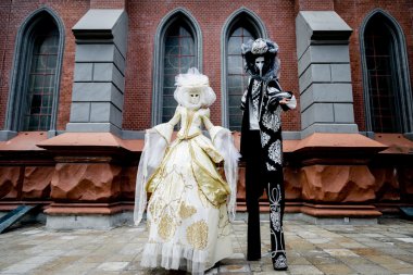 Karnaval Venedik giymiş kadın ve erkek