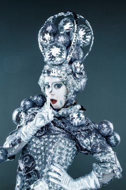 Yaratıcı makyajlı kadın