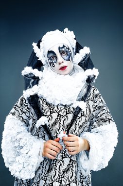 Neşeli palyaço ile portre kadar kapatın