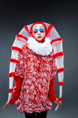 Neşeli palyaço ile portre kadar kapatın